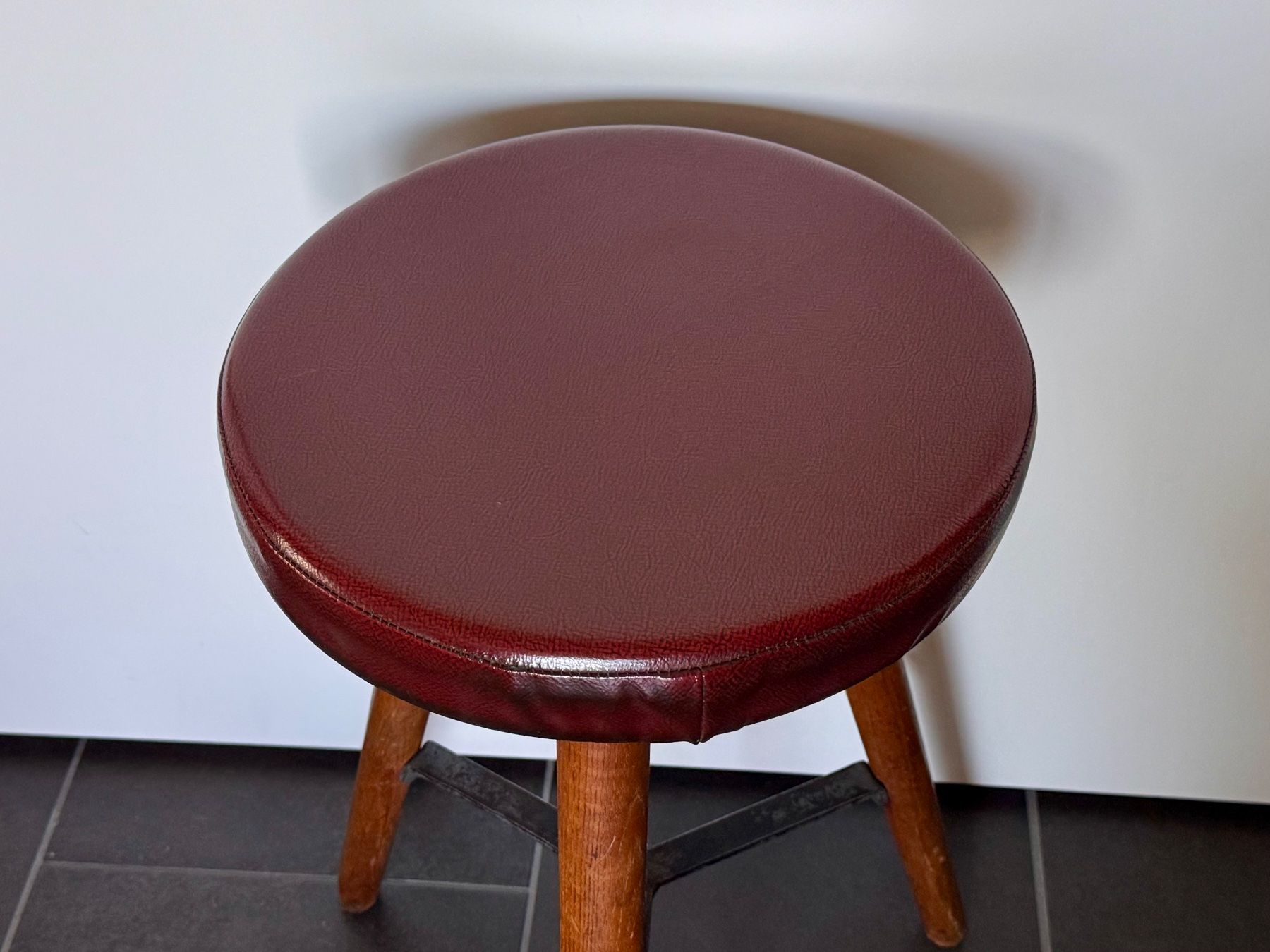 Hocker: Wunderschöner Hocker Mid Century Rot Stuhl – Gebraucht aus Rothrist von Fondgruebe 2