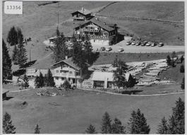 Flugaufnahme Hotel Berghus Arvenbühl mit Holzsägerei
