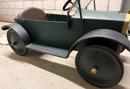 Antikes Tretauto mit viel Charme