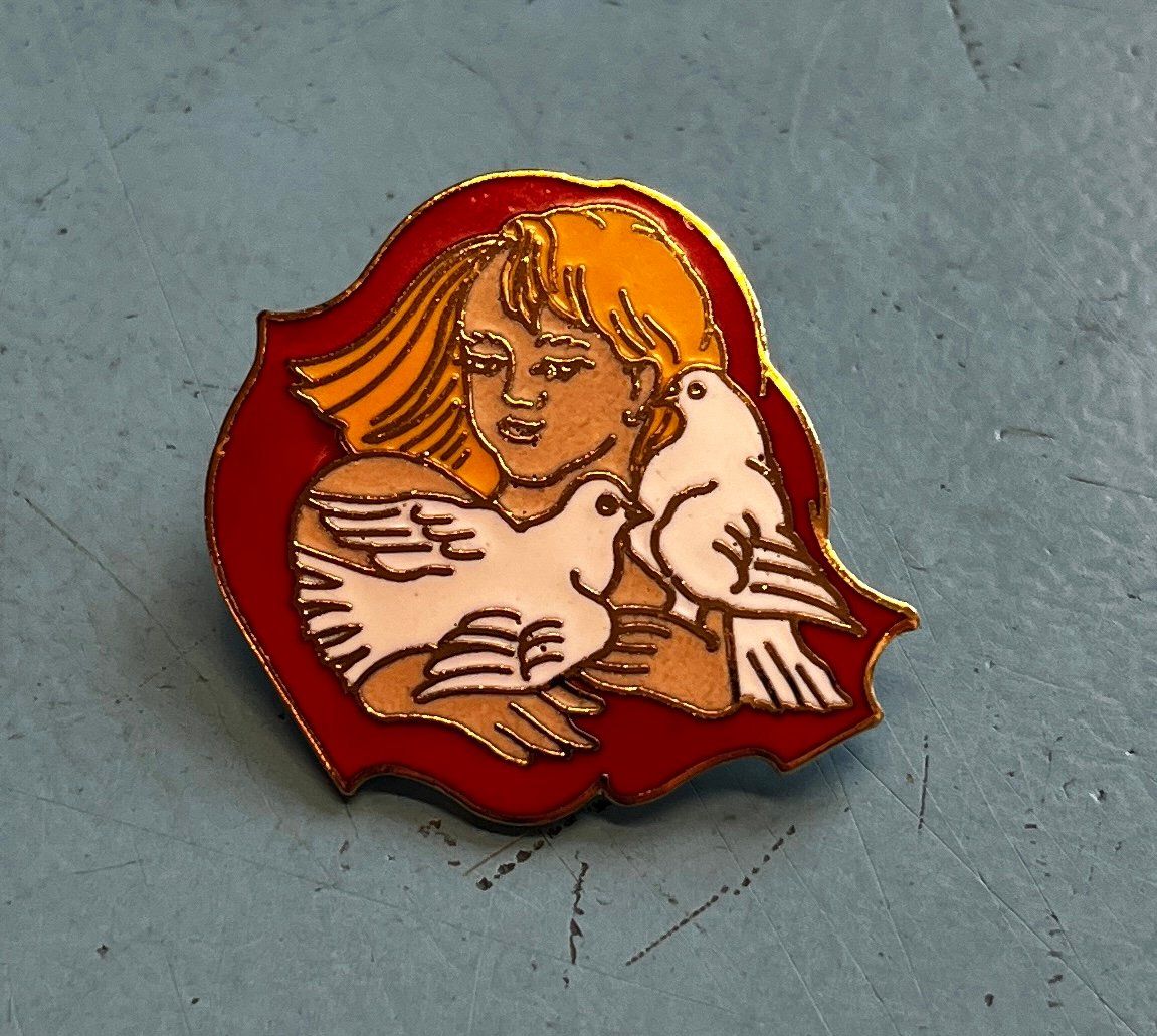 Placchette & Badge: Pin Simone Erni - Kind mit Tauben – Usato da Obernau venduto da Wgnom