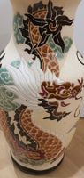 Asiatische Vase mit Drachenmotiv, ca. 41 cm hoch