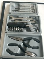 Werkzeugkoffer mit Zangen Schraubendrehern und Schlu(I16)