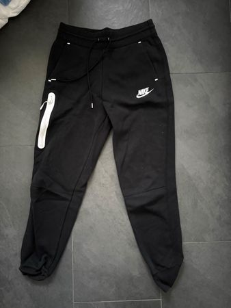 Nike Tech Trainerhose schwarz mit Reissverschluss