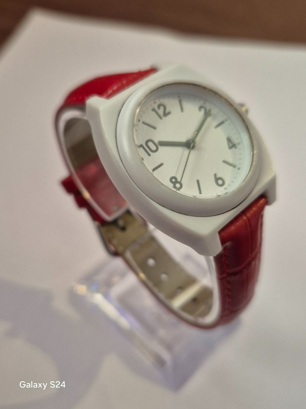 Orologi: Vintage-Uhr mit rotem Armband, einzigartiger Stil! – Usato da Losone venduto da bal_gfp6