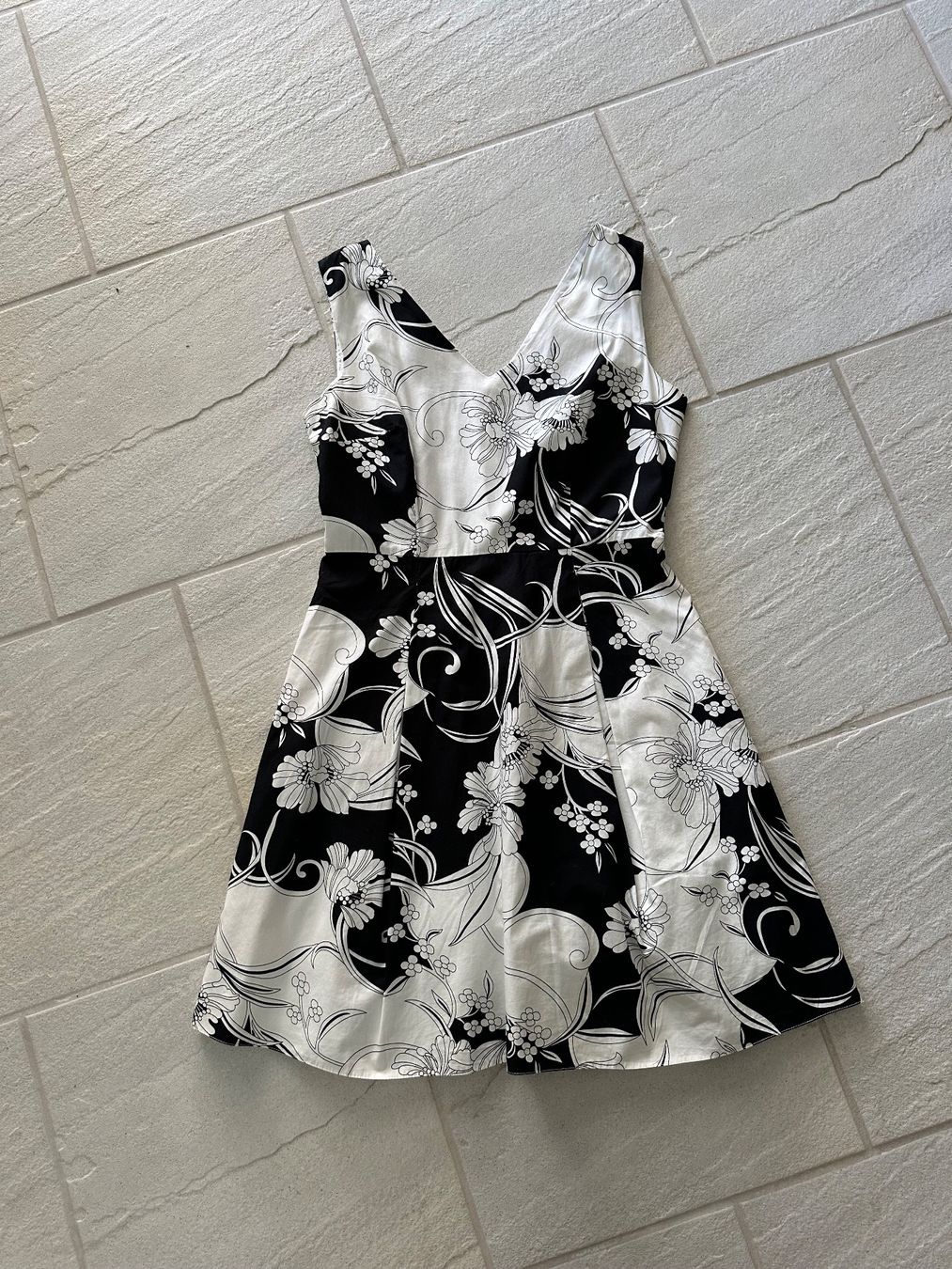 C&A Kleider: Kleid mit Blumenmuster Schwarz Weiss – Gebraucht aus Pfäffikon ZH von bingo74