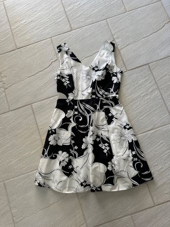 Kleid mit Blumenmuster Schwarz Weiss