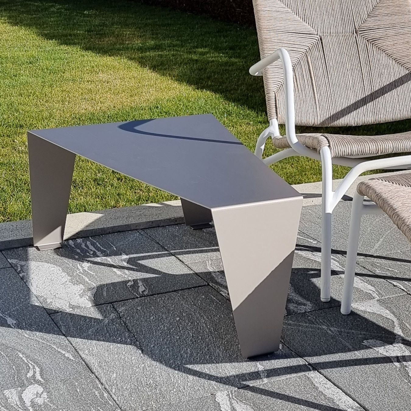 Tavoli: Alu Beistelltischchen in Trapezform – Nuovo e nell'imballaggio originale da Obergerlafingen venduto da dede-SO