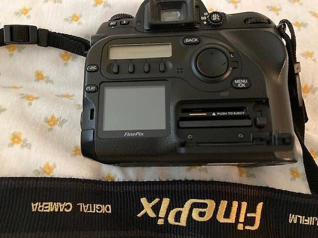 Fujifilm Fotocamera: Digital Camera FinePix S2Pro mit Objektiven – Usato da Cadempino venduto da Bino6 1
