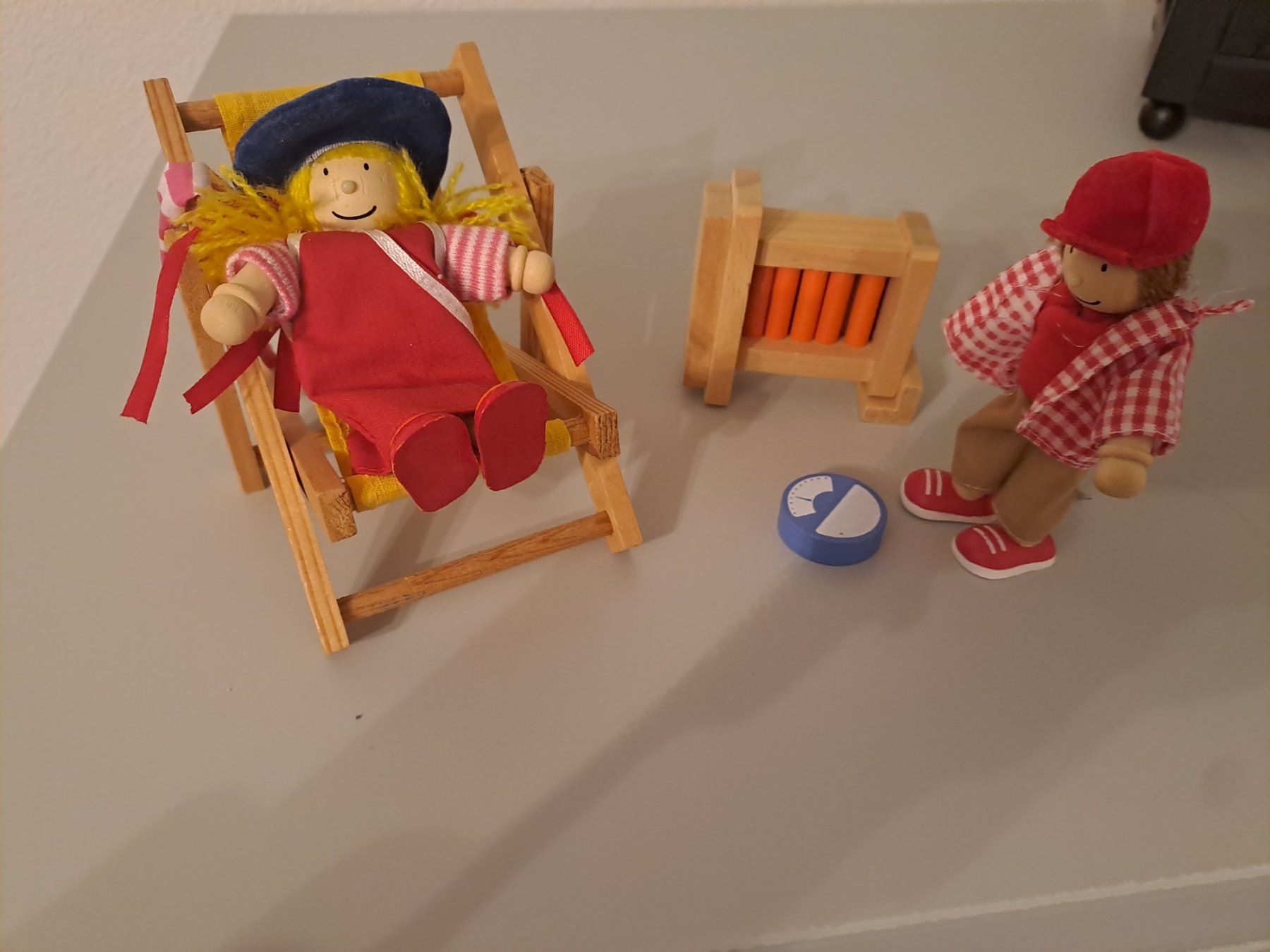 Case e mobili per bambole: Holz-Puppenhausmöbel Set,  Top Zustand – Usato da Wängi venduto da Raettli10 2