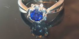 Goldring mit natürlichem Saphir und Diamanten