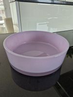 Blumenvase und Glasschale flieder
