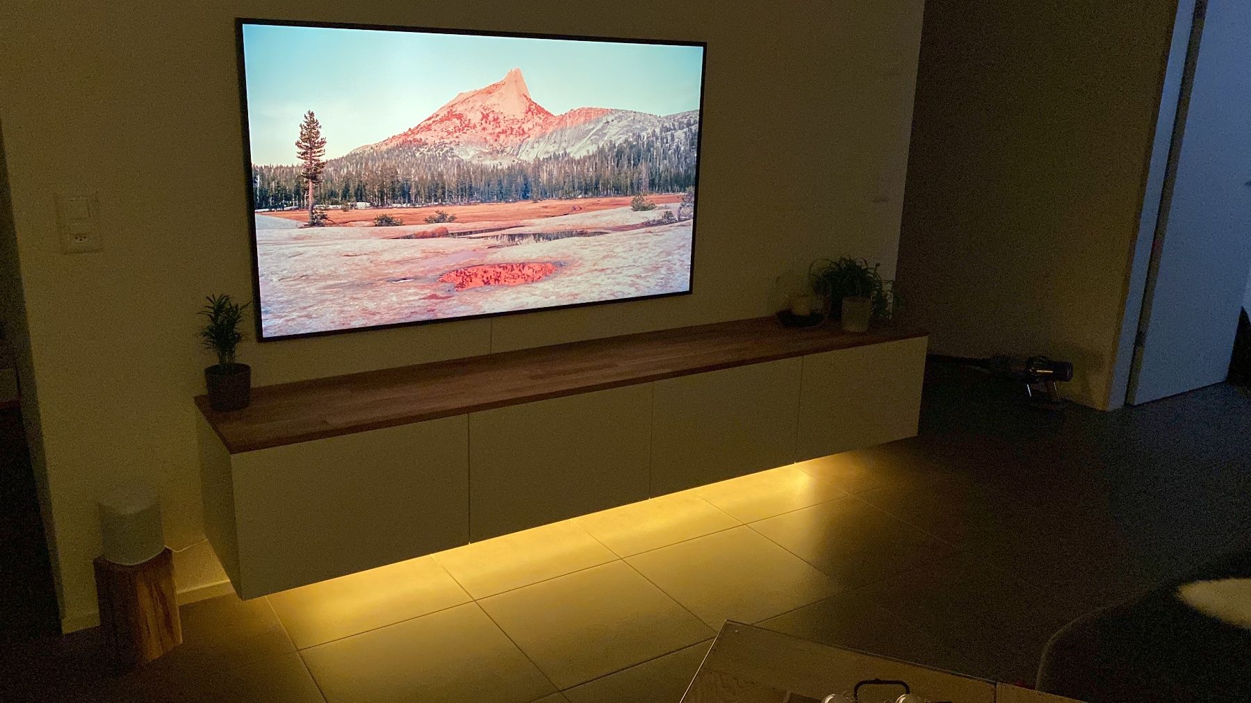Mobili TV: Sideboard mit Echtholz-Eichenplatte und Philips-Hue-Licht – Usato da Zofingen venduto da reevb