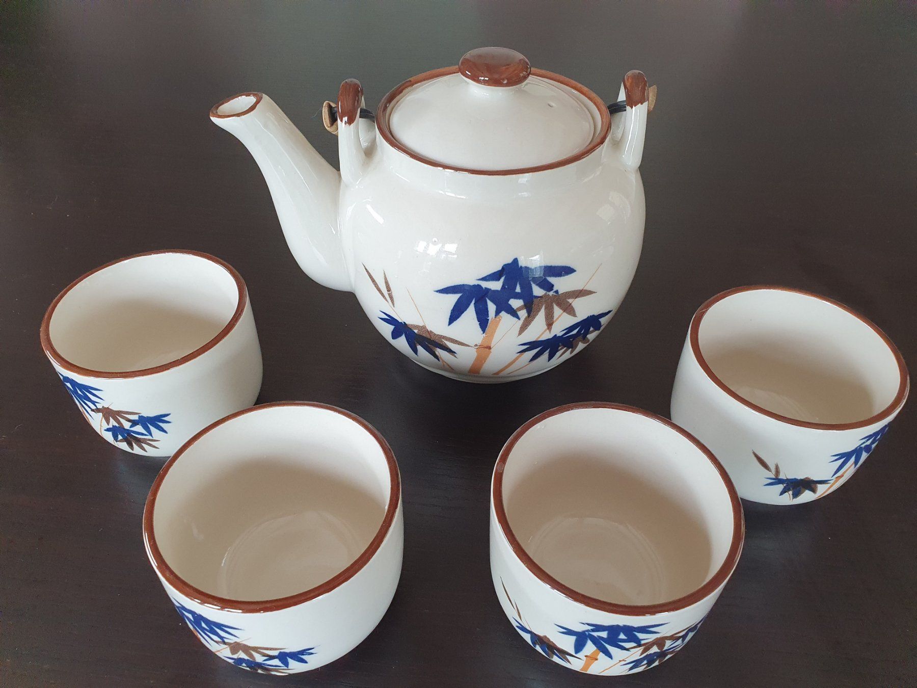 Set di piatti: Tee-Kanne mit 4 Becher – Nuovo (secondo la descrizione) da Cheyres venduto da Lori1968