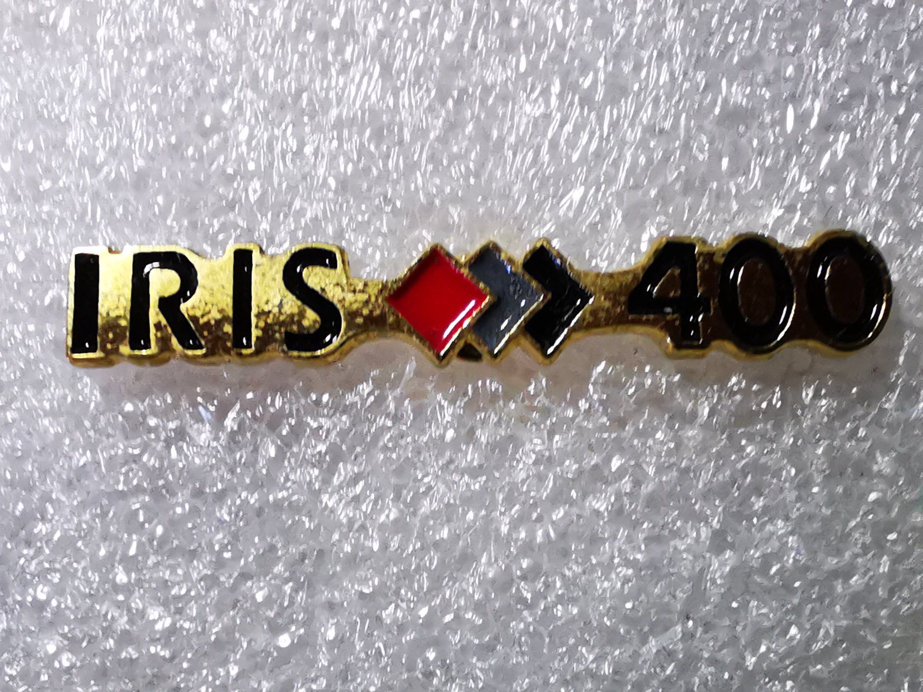 Placchette & Badge: Ansteckpin 62: Iris 400 – Usato da Oppligen venduto da Pin-Fall-Shop