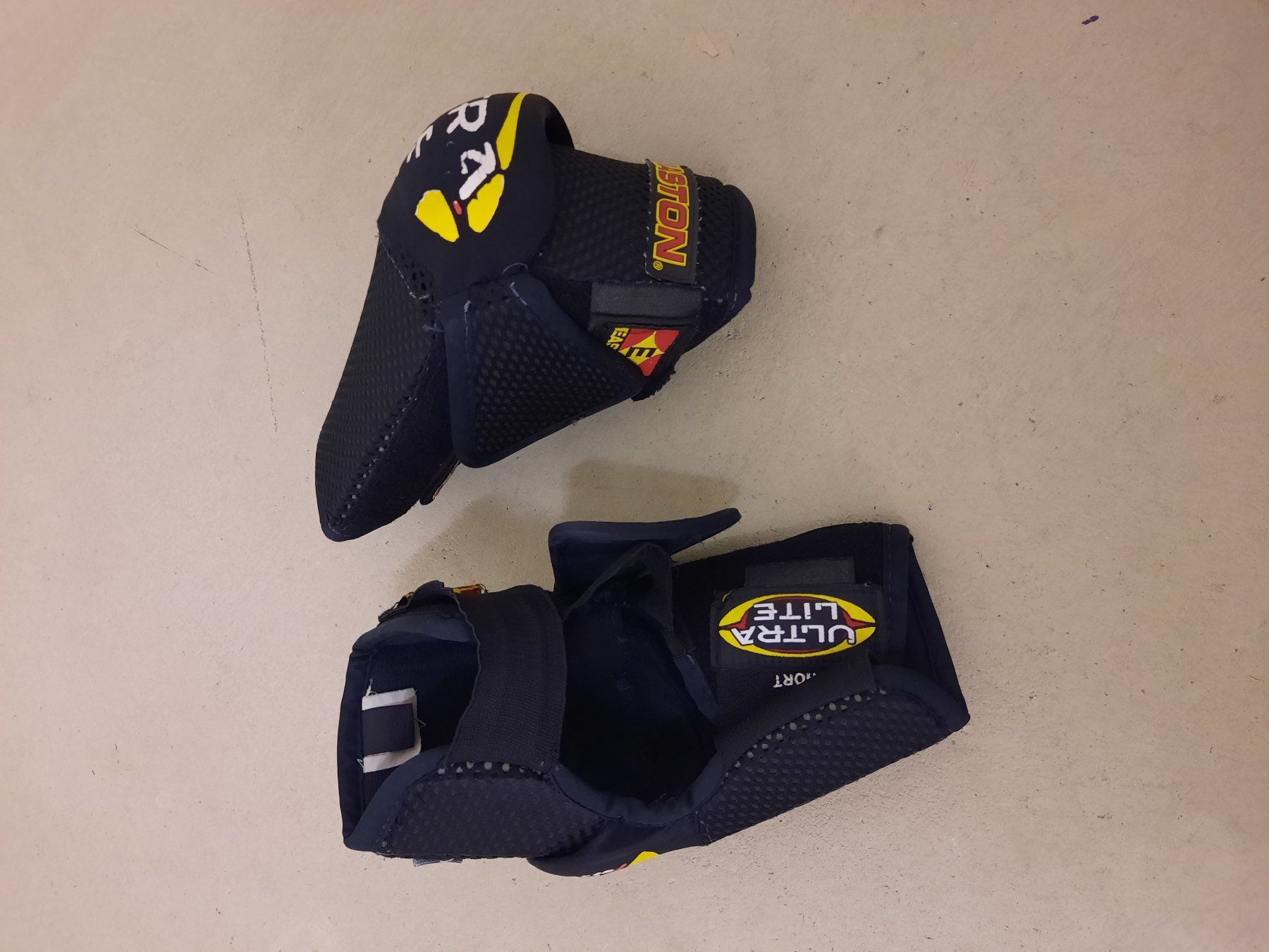 Schutz & Schoner: Eishockey Ausrüstung – Gebraucht aus Sissach von  3