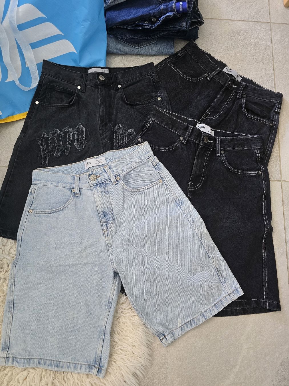 Jeans: 4 Kurze Baggy Hosen – Usato da Beinwil am See venduto da dia_wzr9