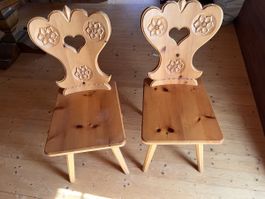 2 Stühle Holz mit Schnitzerei Herz Motiv guter Zustand