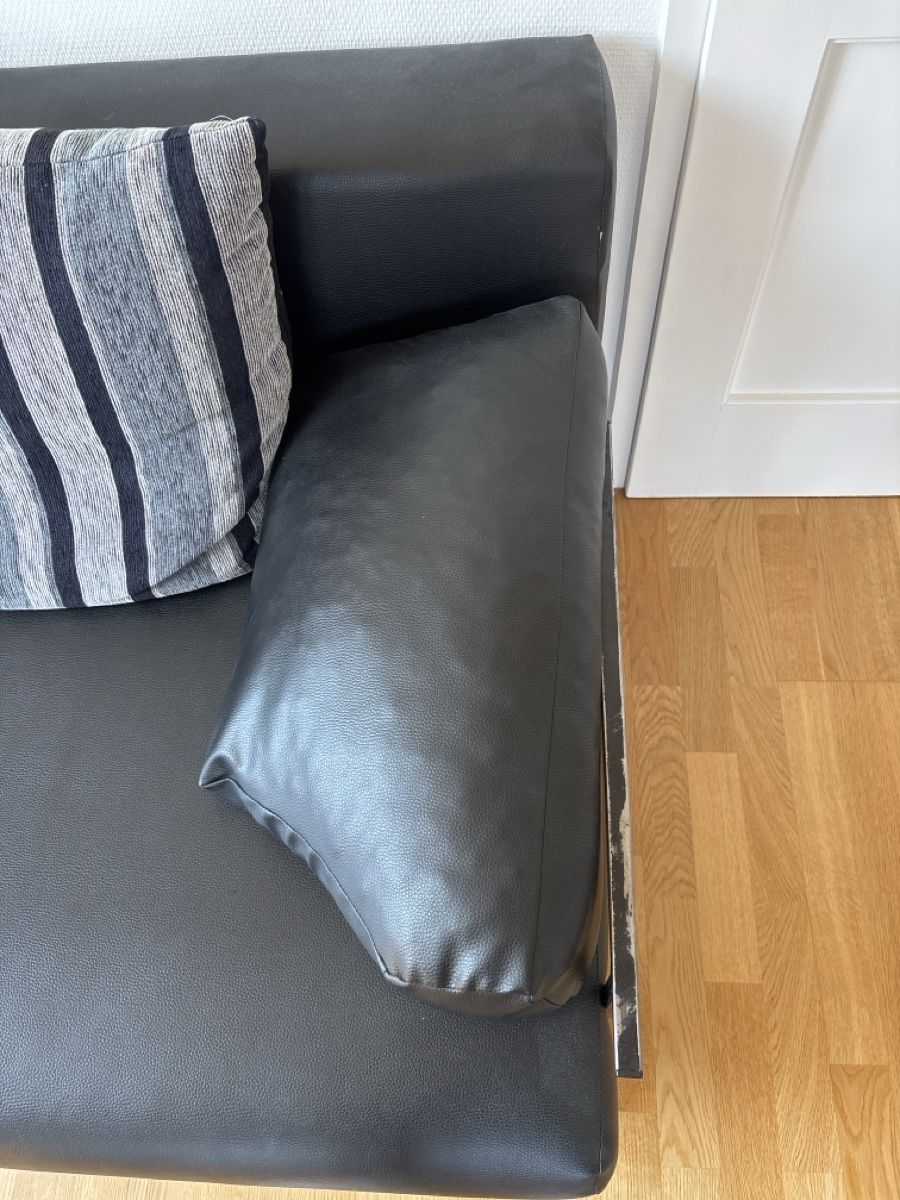 Sofas: Schlafsofa schwarz Kunstleder Metall Chrom – D'occasion à St. Gallen par bombo19 4