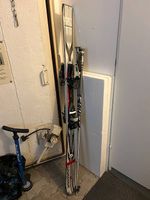 Skiausrüstung mit Skischuhe