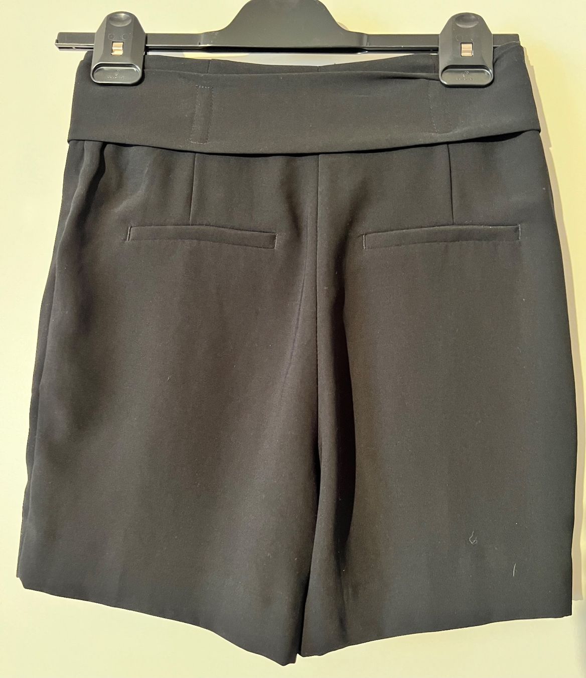 H&M Pantaloni: H+M Shorts schwarz – Usato da wolfhausen venduto da per13lina 1
