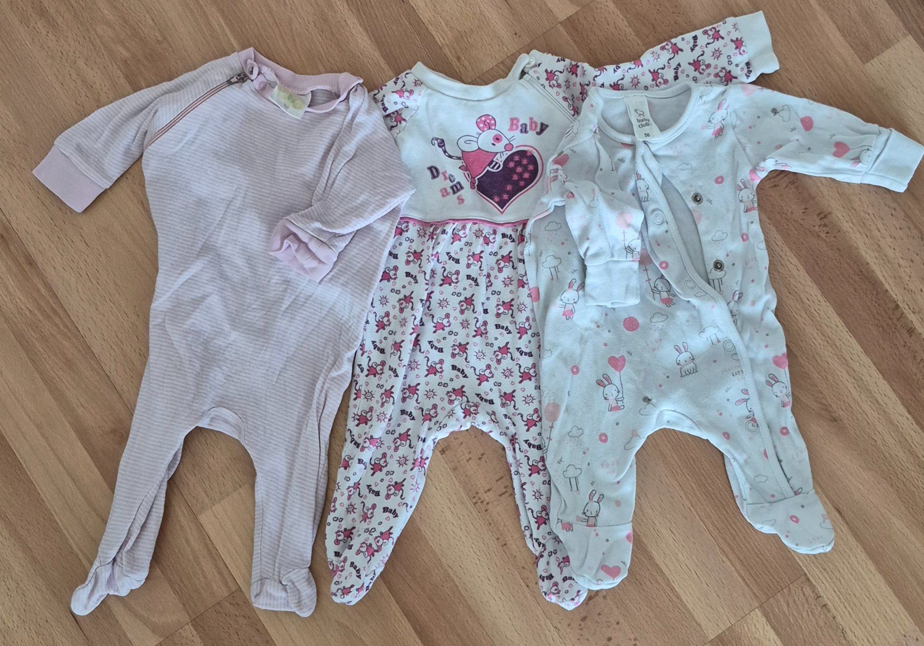 Pyjamas & Ähnliches: 3 Strampler mit Füssen, 50/56 – Gebraucht aus Suhr von sla_p652