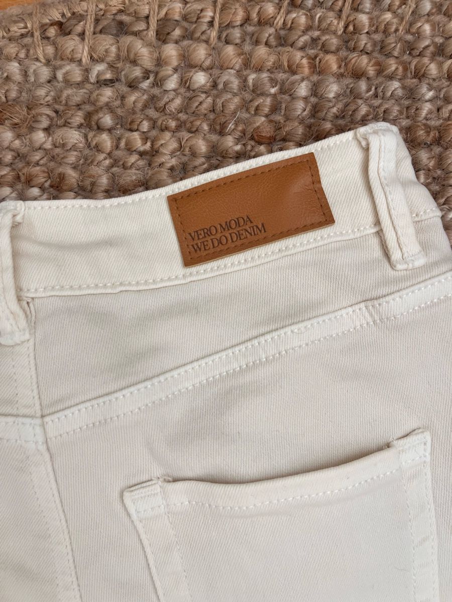 Vero Moda Jeans: Cremfarbene Vero Moda Jeans – Nuovo (secondo la descrizione) da Neudorf venduto da wen_9jfq 2