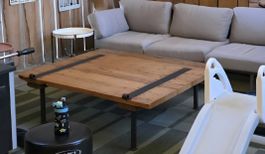 Unikat Couchtisch aus alter Stalltür – Reithalle Aarau
