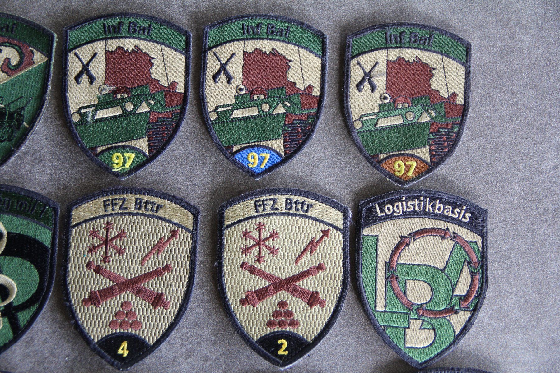 Schweizer Armee Placchette & Badge: 24 Stk. Badge mit Klett Schweizer Armee – Usato da Belp venduto da Tomsek 2
