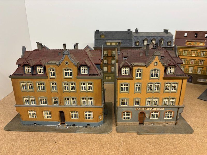 Modellini di ferrovie: 5er Set H0 Stadthäuser, Eckbau, Doppelhaus, Geschäfte Wohnen – Usato da Büsserach venduto da ModellbahnDepot 2