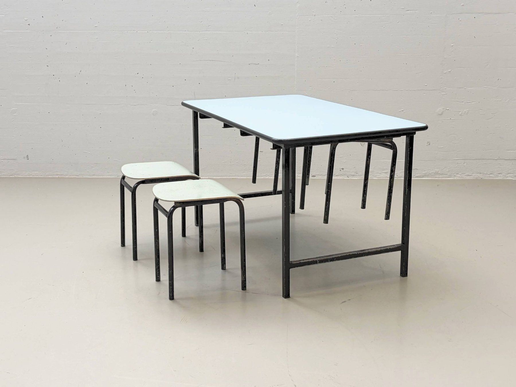 Set di tavolo e panche: Set: Mid-Century Kelko Tisch mit Hockerquartett, 1970er – Usato da Zürich venduto da LeMoege