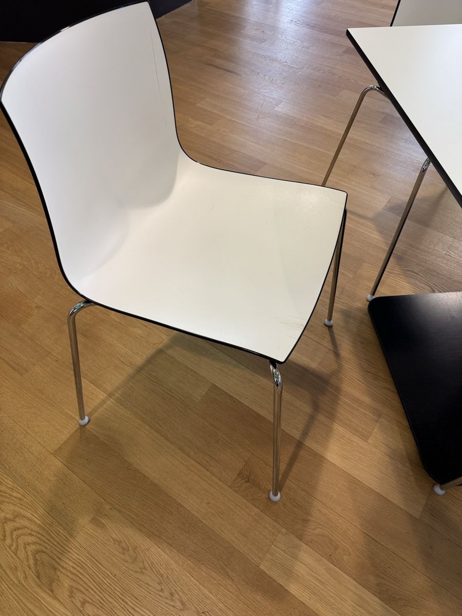 Arper Set de table et chaises: Arper Catifa Bistrotisch inkl. 4 Stühle – D'occasion à Wallisellen par witzigs 3