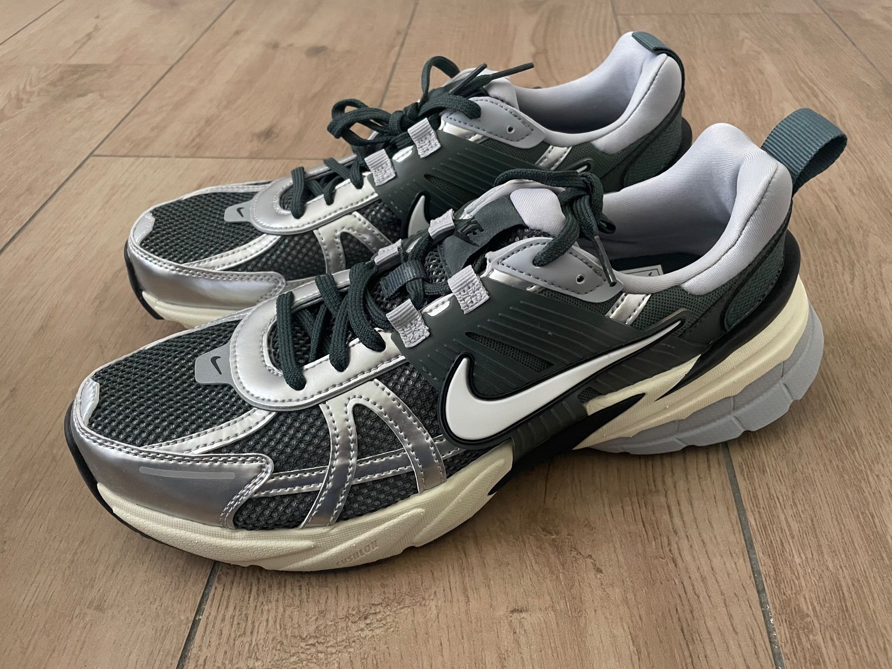 Nike Scarpe da uomo: Nike Turnschuhe V2K RUN Gr. 41 NEU – Nuovo (secondo la descrizione) da Waltenschwil venduto da hansnine 1