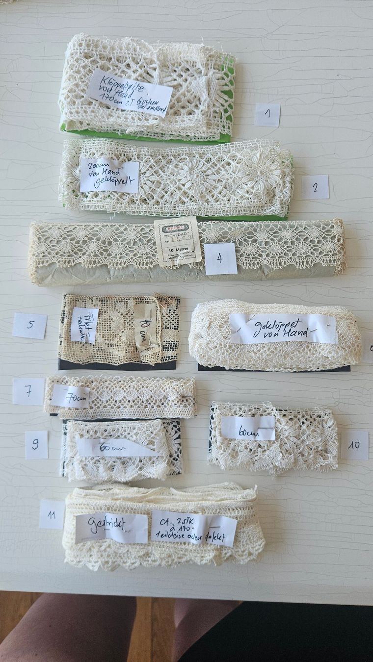 Tessuti: Spitzen geklöppelt, gestrickt, Filettechnik – Usato da Zürich venduto da Budleia 2