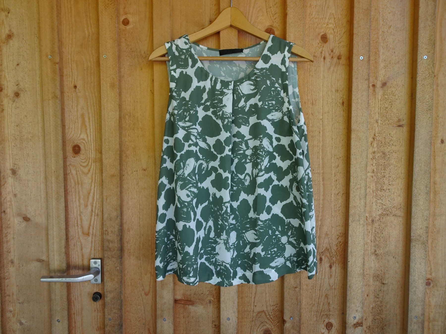 Blusen: Bluse / Blusentop weiss-olive von FFC Gr. 40 - 42493 – Gebraucht aus Küssnacht am Rigi von Good4Deckeli