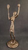 Bronze-Figur Tennisspielerin BODRUL KHALIQUE???