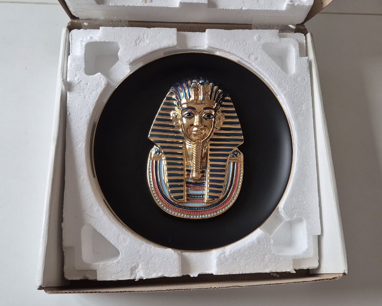 Piatti: Assiette de collection le masque en or de Tutankhamun 1994 – Nuovo e nell'imballaggio originale da Fortunau (Ayent) venduto da le.baron