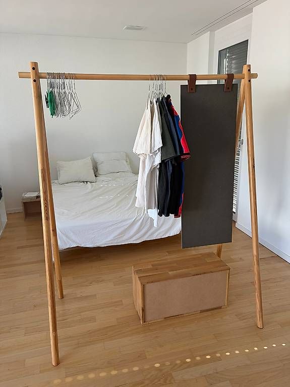 Garderobe: Solid Wood Freestanding Clothes Rack / Wardrobe – Gebraucht aus Basel von mat_x9yq 1