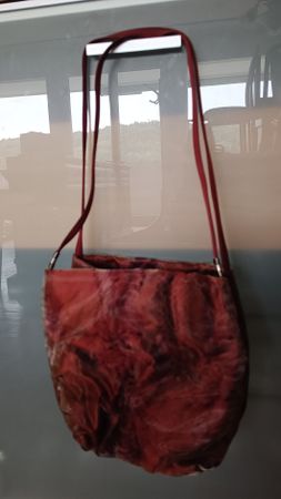 Bordeaux-farbene Handtasche, schlangenartig, ganz speziell!