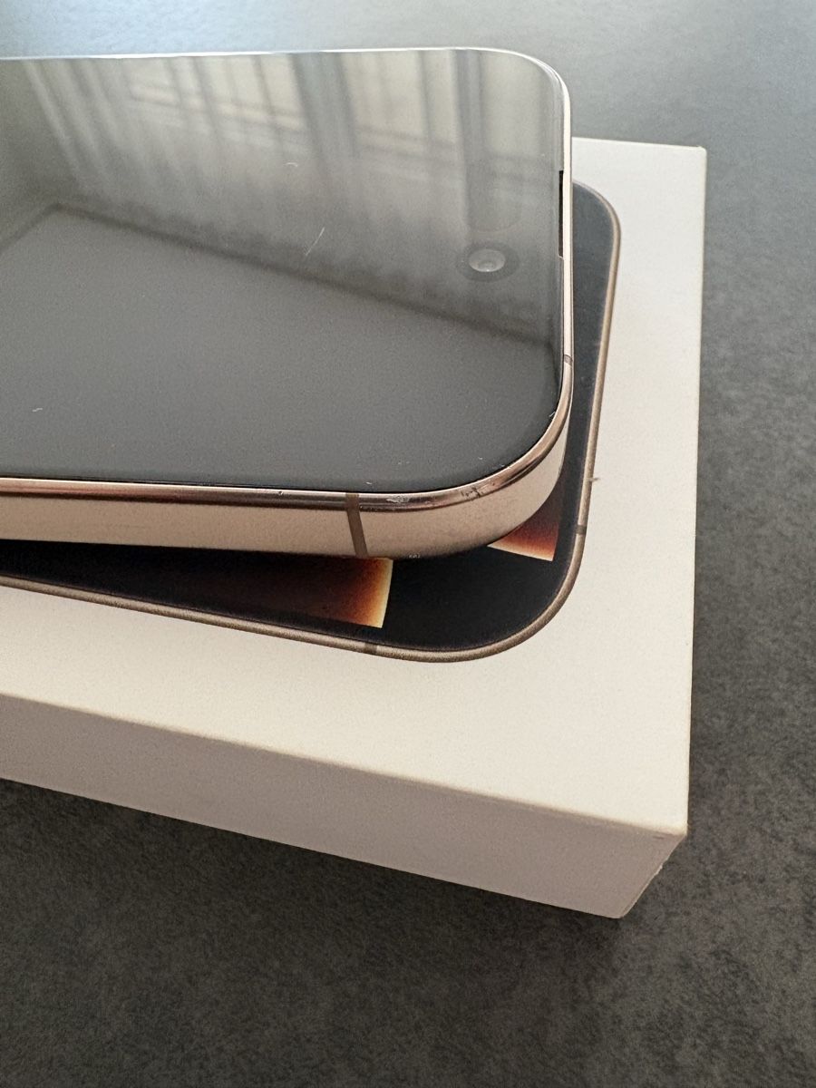 Apple Telefoni cellulari / Smartphones: Apple iPhone 16 Pro 128GB Gold mit Gebrauchsspuren – Usato da Ittigen venduto da Lexu94 3