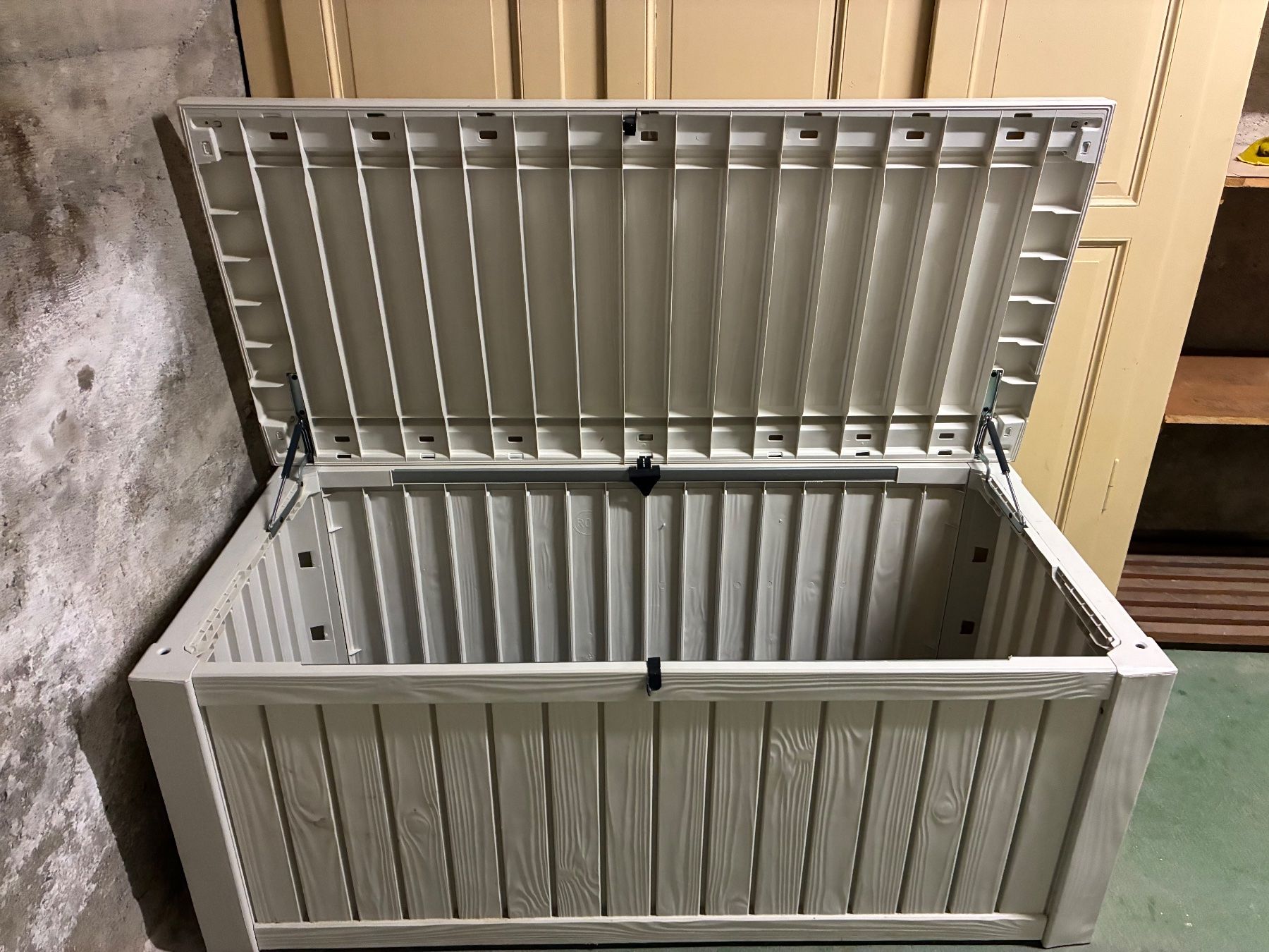 Keter Coffres de rangement: Keter Rockwood Gartenbox weiss – D'occasion à Chur par nic_mk9p 2