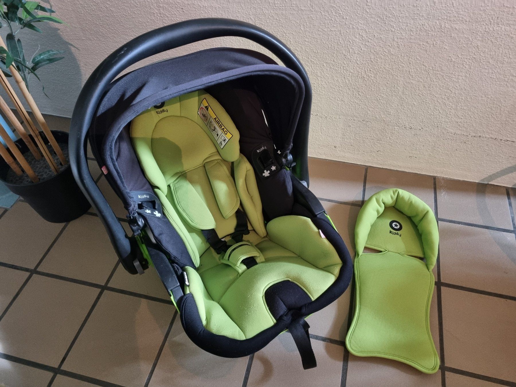 Kiddy Seggiolini per auto: Auto-Babyschale KIDDY grün mit Station – Usato da Bassersdorf venduto da Lilly2209