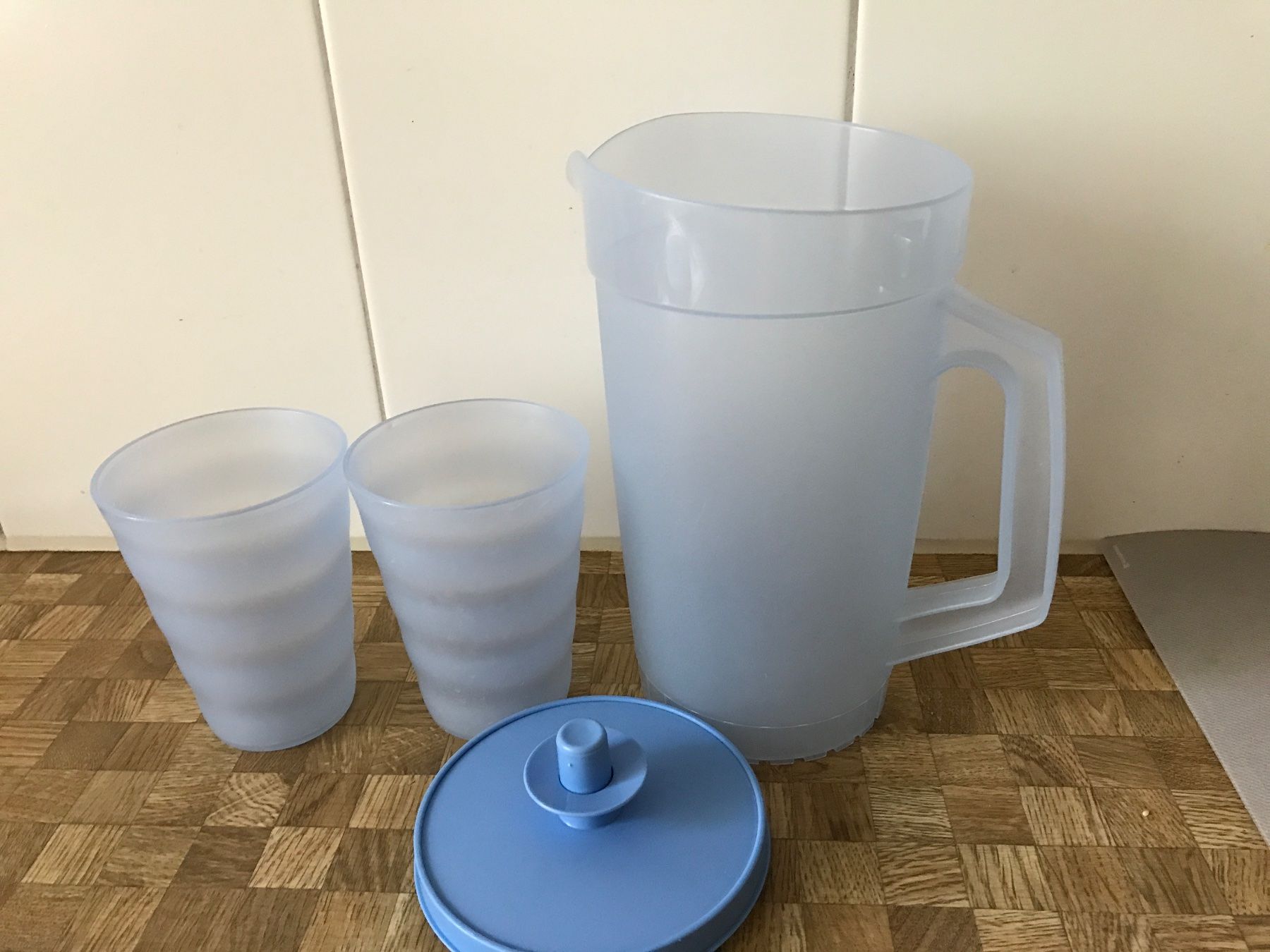 Tupperware Contenitori & Simili: Tupperware Krug  und 2 Becher – Usato da Birmensdorf ZH venduto da Hilhan 2