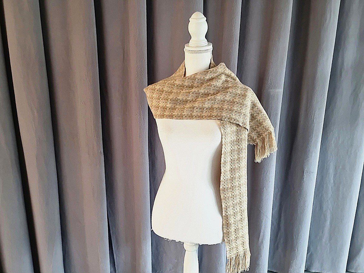 Foulard & Sciarpe: Schal Braun / Beige – Usato da Urtenen-Schönbühl venduto da Restwert_Schoenbuehl 4