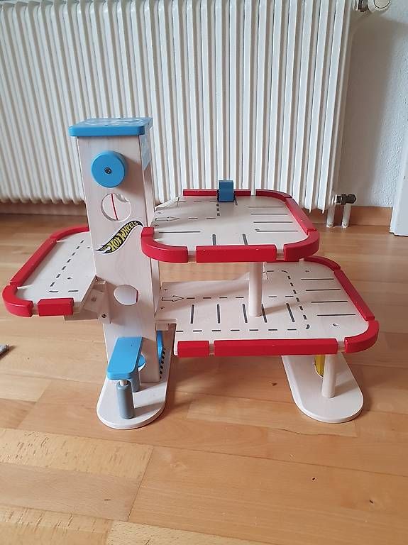 Giocattoli: Spielautogarage mit Lift – Usato da Thun venduto da elefe8