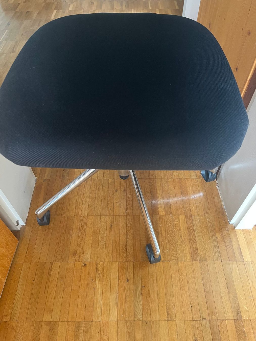 Sgabelli: Arbeitshocker - höhenverstellbar, Drehhocker – Usato da Balsthal venduto da monalikra 2