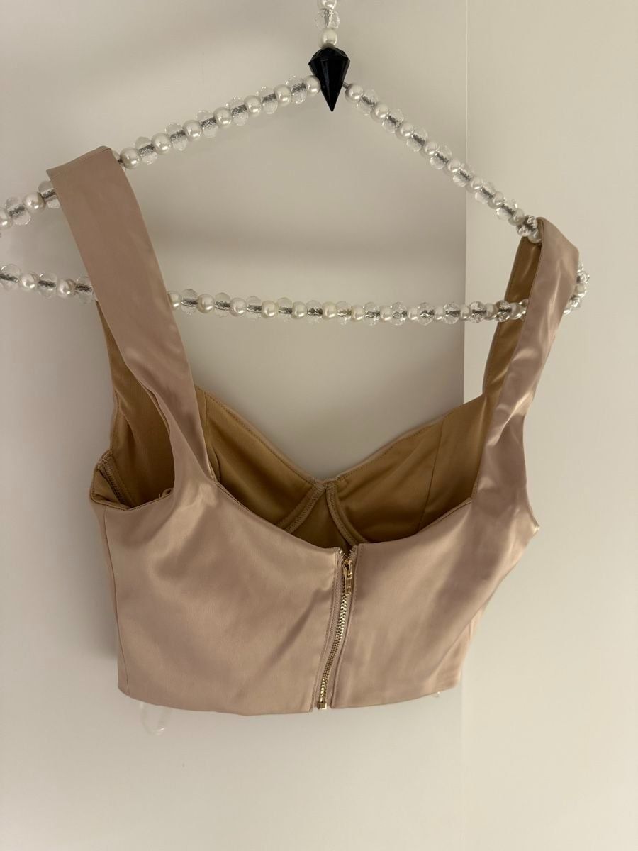 Top: Fashion Nova Satin Top – Nuovo (secondo la descrizione) da Domat/Ems venduto da Lorand_ 3