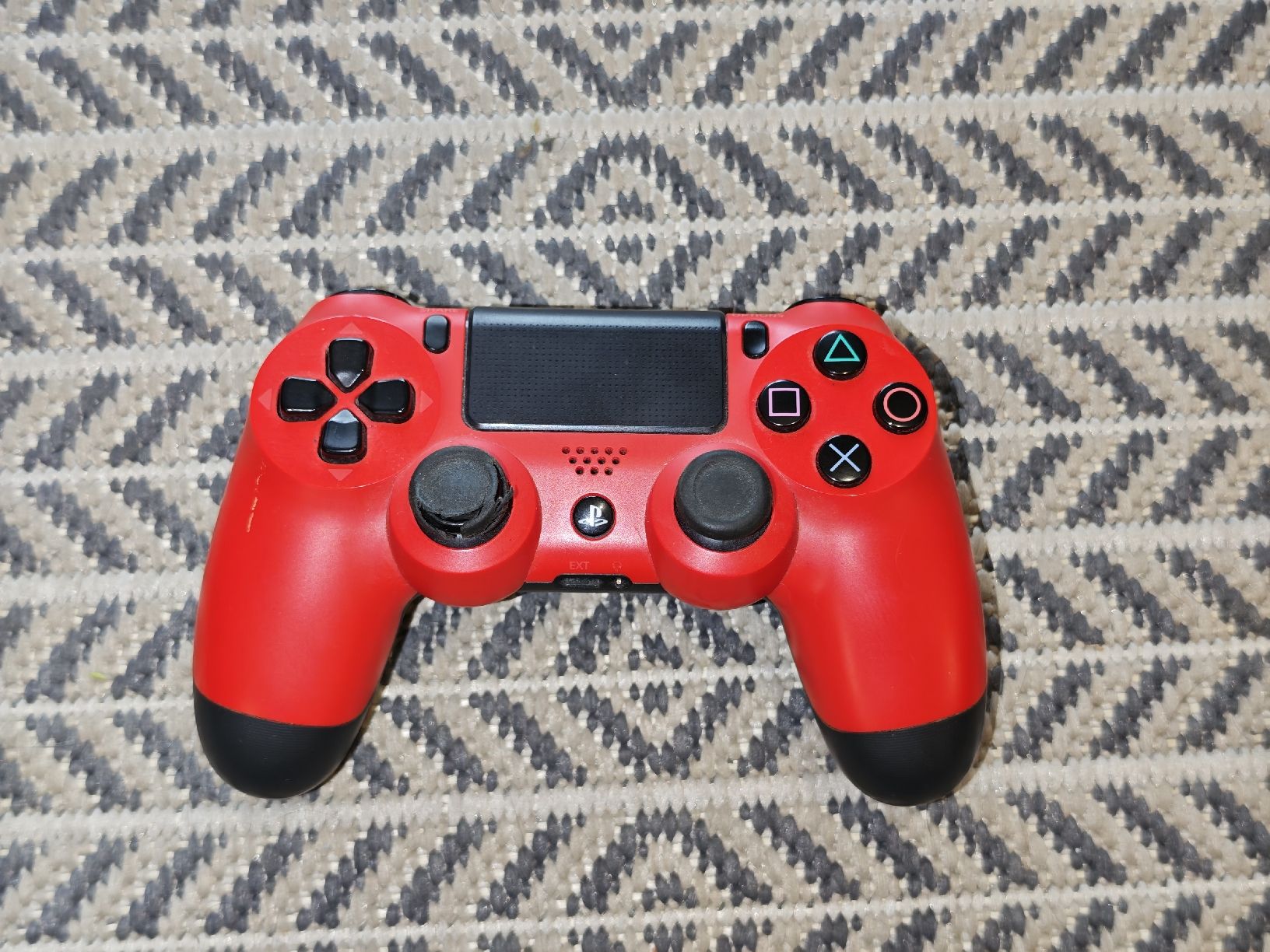 Sony Controller: PS4 Controller (linker Stick löst sich Gummi) – Usato da Zürich venduto da ElPolloLoco08
