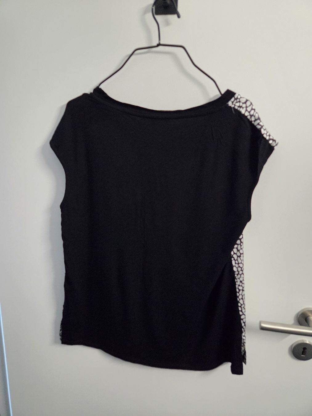 Comma Top: Schwarz-weiss gemustertes Top Gr. 36 – Usato da Kriens venduto da ..stx.. 1