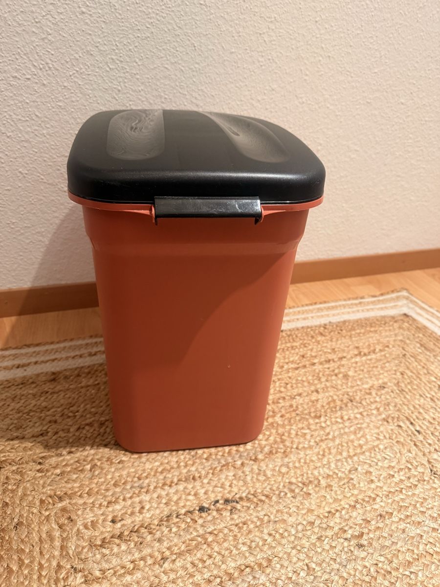 Cestini per rifiuti: Rustik Treteimer, 30L, Orange/Schwarz, Top Zustand! – Usato da Chur venduto da Pedro.Giesteira 5