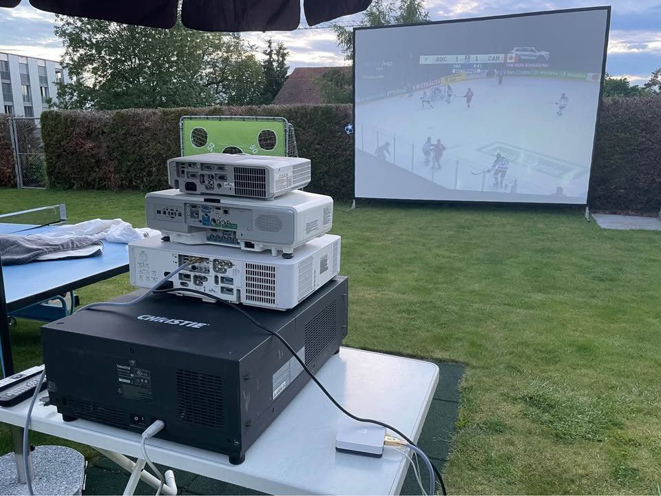 Monitor: PUBLIC VIEWING Profi Set !!! Beamer, Leinwand & 2 Objektive – Usato da Mellingen venduto da Browser67 7